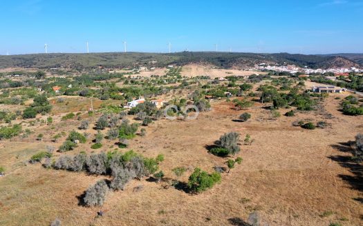 Terrain rustique à Barao Sao Joao avec 1 hectare.