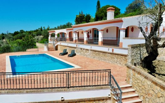 Vila de quatre chambres avec piscine et chalet dans Funchal ridge.