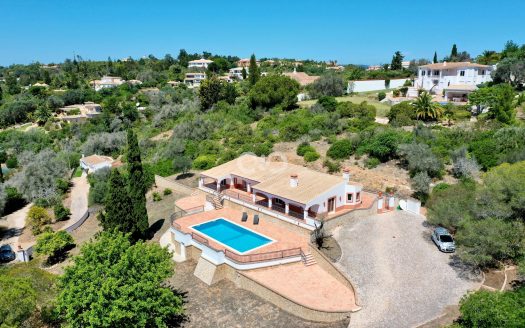 Four bedroom vila with pool and cottage in Funchal ridge.