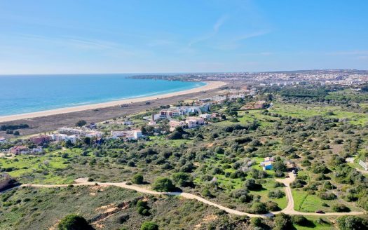 Terreno único com vista mar e Palmares golfe a poucos metros da Meia praia.