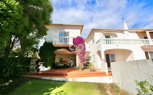 Grande villa orientée plein sud, avec de superbes vues sur la mer en plein centre de Praia da Luz