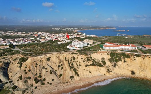 AL de 3 bâtiments de 2 étages, à Sagres