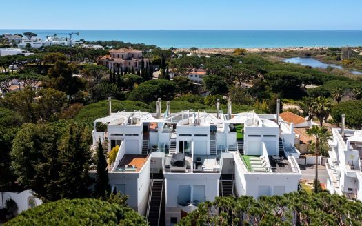 Stunning 2 bedroom apartment in Vale do Lobo with sea views