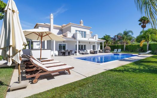 Exquisite 5-Bedroom Villa in Quinta Jacintina: A True Gem Near the Beach