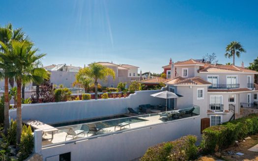 Spectacular semi-detached 5 bed villa located between Vale do Lobo and Quinta do Lago