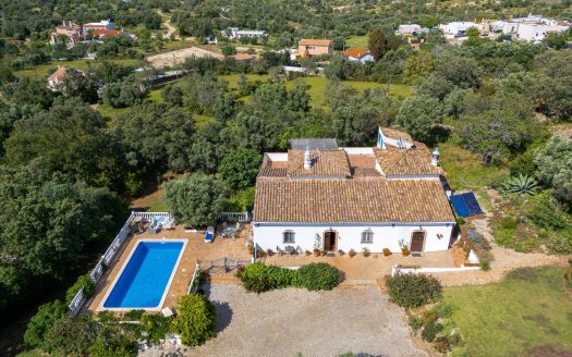 Traditional 4 bedroomed Quinta near Santa Barbara de Nexe