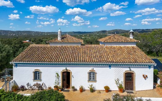 Traditional 4 bedroomed Quinta near Santa Barbara de Nexe