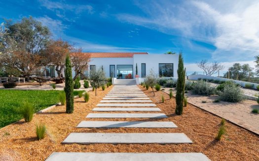 Exquisitely renovated 3 bedroom villa in Santa Barbara de Nexe