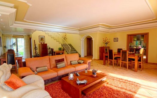 Traditional 4 bedroom villa, set up as a bed and breakfast near Tavira and Luz de Tavira. Set in a traditional and rural setting, it has a large plot.