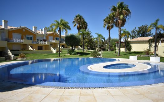 Bright and spacious 3 + 1 bedroom linked villa in  Vilamoura