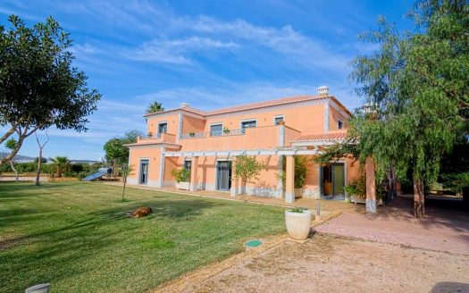 Traditional 4 bedroom villa, set up as a bed and breakfast near Tavira and Luz de Tavira. Set in a traditional and rural setting, it has a large plot.