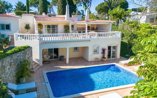 Rare opportunity: Beautiful 6 bedroom villa in the heart of Vale do Lobo.