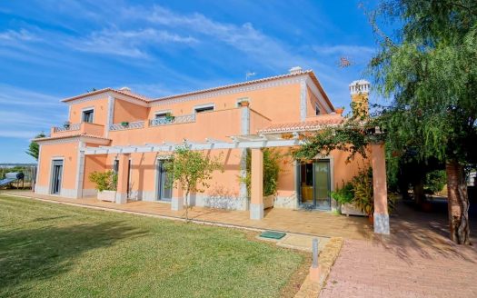 Traditional 4 bedroom villa, set up as a bed and breakfast near Tavira and Luz de Tavira. Set in a traditional and rural setting, it has a large plot.