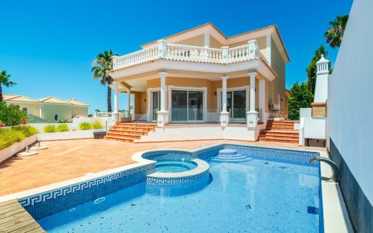 Lovely 5 bedroom villa with a private pool in The Village