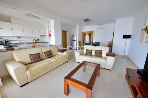 Spectacular 3 bedroom in condominium with pool and parking in the center of Lagos