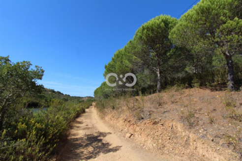 Herdade com 218ha a 11km a norte de Lagos.