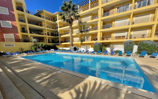 Spectacular 3 bedroom in condominium with pool and parking in the center of Lagos