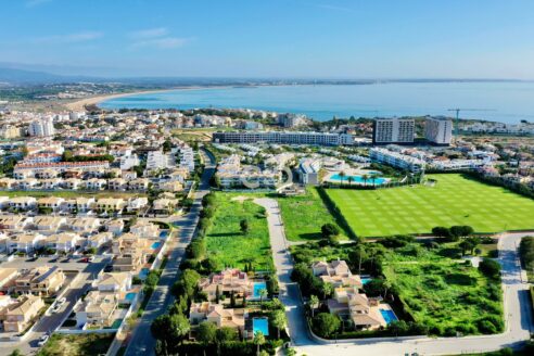 Lote de terreno no resort Cascade com viabilidade para moradia e piscina.