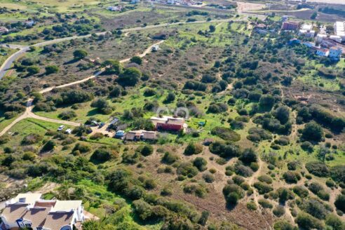Terreno único com vista mar e Palmares golfe a poucos metros da Meia praia.