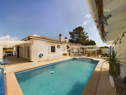 BONITA MORADIA ISOLADA COM PISCINA