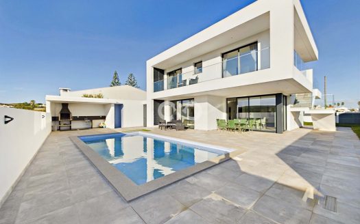 Villa de 2+1 chambres avec piscine et vue imprenable sur la campagne