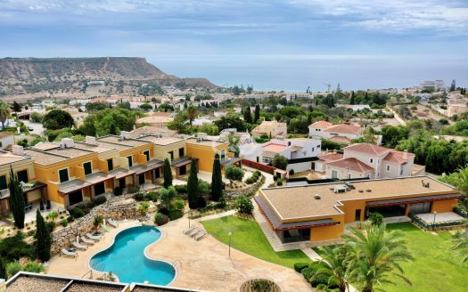 Maison de ville spacieuse située sur une copropriété fermée avec piscine et jardins.