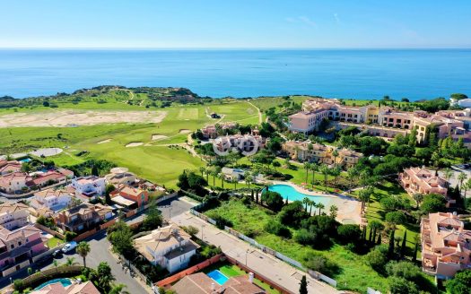 Moradia contemporânea frente mar com piscina em construção.