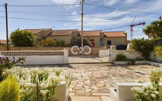 2 typische villa’s in de Algarve met bijgebouw en garage (2 minuten lopen van het strand van Tonel)