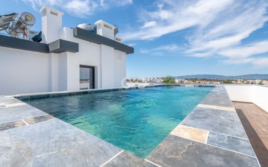 Appartement de 3 chambres dans une copropriété avec piscine.