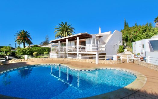 Einstöckige Villa mit Pool im Luz Parque.