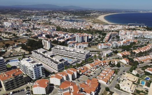 Apartamento contemporâneo de 3 quartos situado num condomínio luxo com piscina.