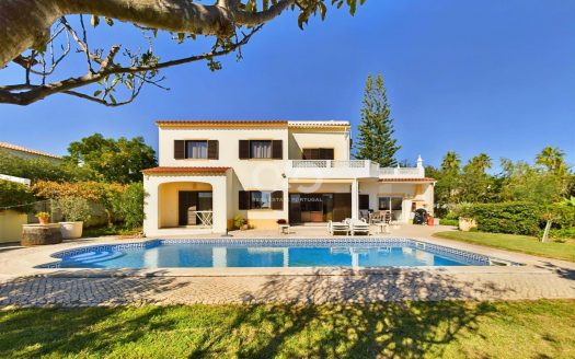 Villa mit Pool und Meerblick, 500 m vom Strand entfernt