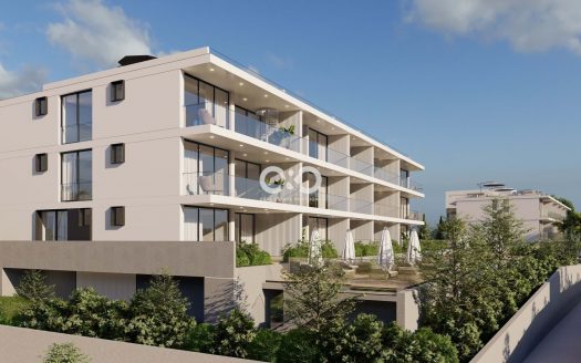 Elegant appartement met 3 slaapkamers op een luxe condominium.