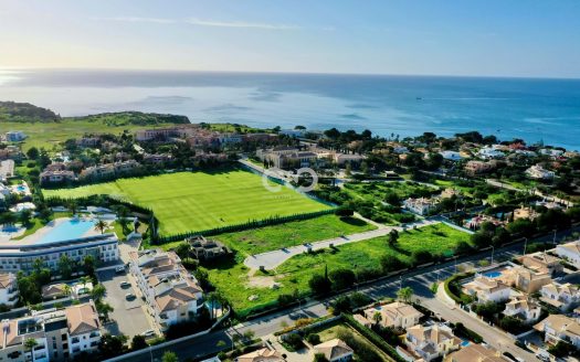 Grundstück in der Nähe von Porto de mos mit Entwurfsplanung für eine Villa mit Pool.