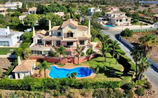 Excellent 5 bedroom villa situated in a unique residential position