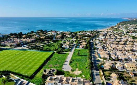 Parcela de terreno cerca de Porto de mos con planos de contorno para una villa con piscina.