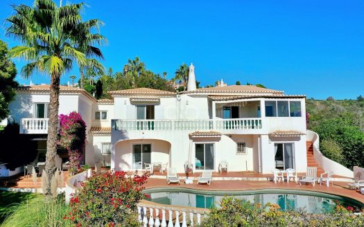 Gran villa orientada al sur, con magníficas vistas al mar en el centro de Praia da Luz