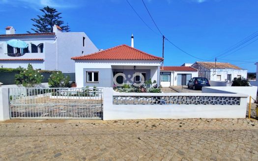 2 typische villa’s in de Algarve met bijgebouw en garage (2 minuten lopen van het strand van Tonel)