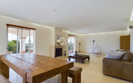 Vila de quatre chambres avec piscine et chalet dans Funchal ridge.