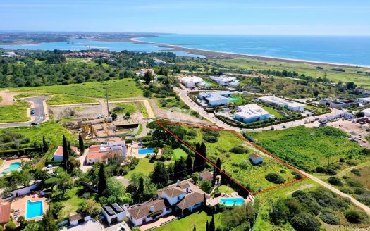 Großes Grundstück mit herrlichem Blick und Baugenehmigung für eine Villa mit Pool.