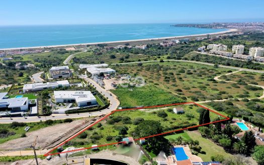 Gran parcela con vistas increíbles y permiso de planeo para una villa con piscina.