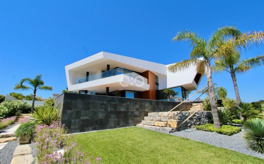 Villa contemporánea a estrenar con piscina.