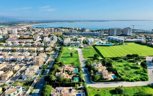 Lote de terreno perto de Porto de Mós com viabilidade para uma moradia com piscina.