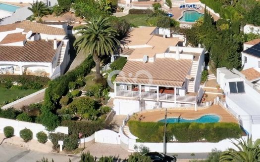 Villa de una sola planta con piscina en Luz parque.