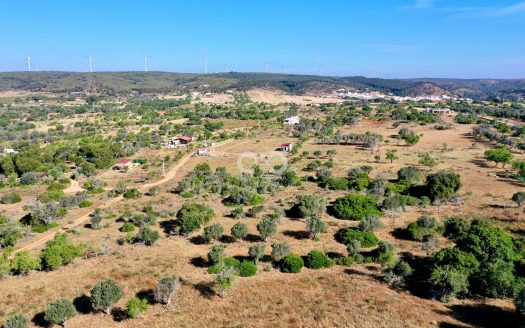 Rustic plot in Barao Sao Joao with 1 hectare.