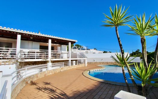 Single story villa with pool in Luz parque.