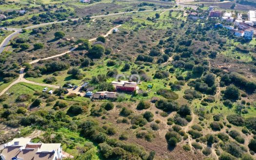 Terreno único com vista mar e Palmares golfe a poucos metros da Meia praia.