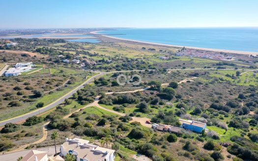 Terreno único com vista mar e Palmares golfe a poucos metros da Meia praia.