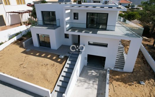 CONTEMPORARY NEWLY COMPLETED 4 BEDROOM VILLA