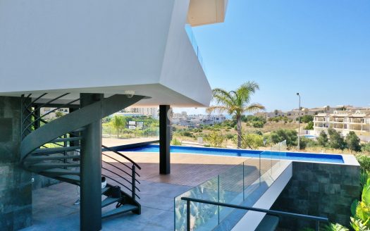 Moradia contemporânea com piscina.